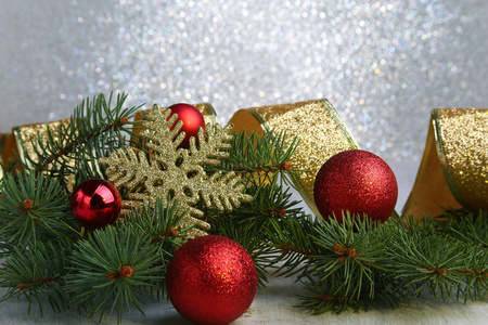 圣诞球和杉木枝具白色孤立的装饰品