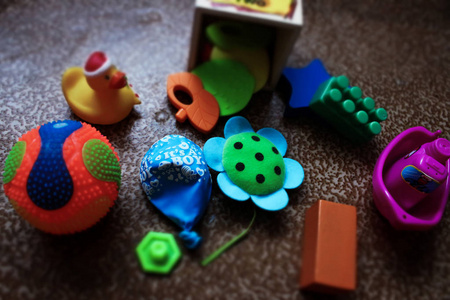 地板上五颜六色的玩具