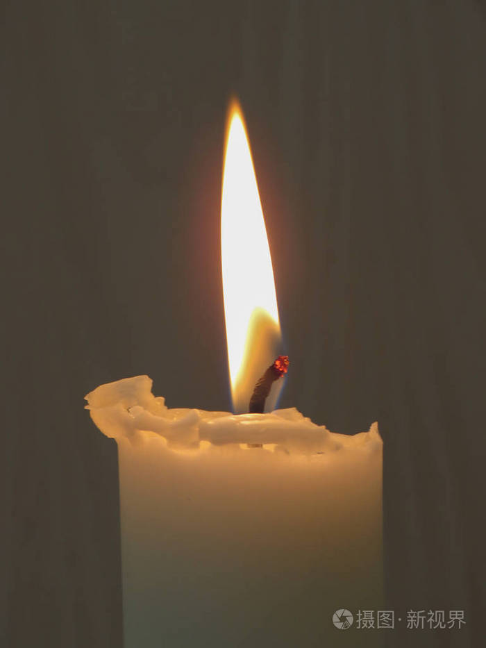 点燃祈祷蜡烛用于教堂或家庭
