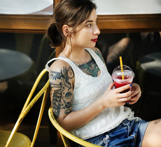 在咖啡厅的漂亮纹身的女孩