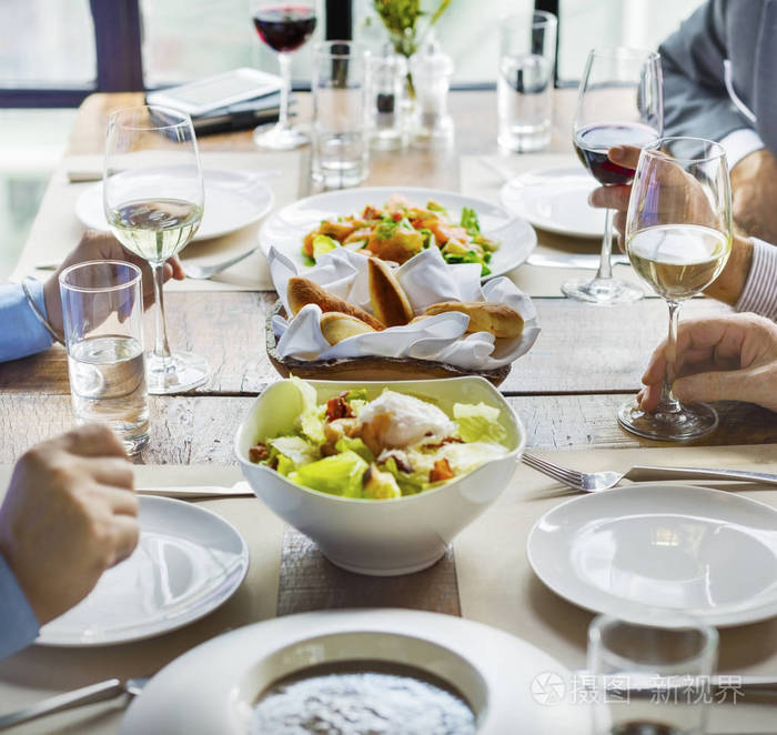 商务人士一起吃饭,原始照片