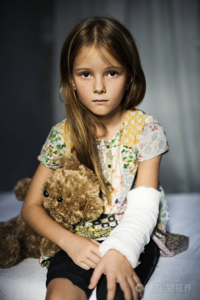 年轻的白种人女孩手臂骨折石膏原片