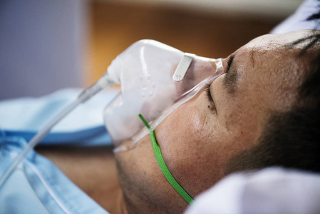 一个生病的亚洲男人在医院的原始照片照片