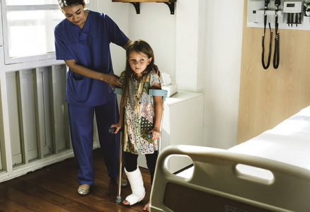 年轻的白种人女孩,腿断了,用石膏铸造原始照片照片