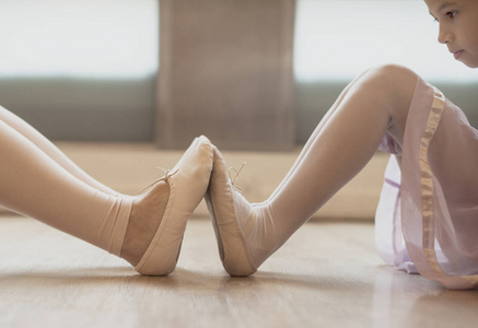练习芭蕾的女人和女孩
