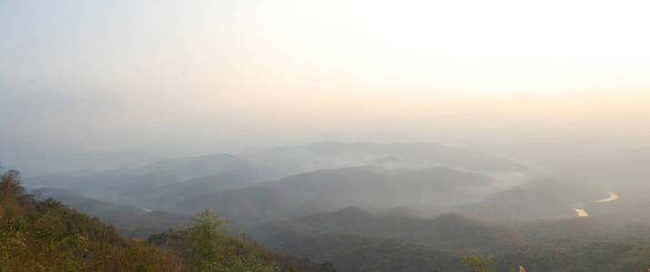 从南城市鸟瞰景观山地和森林图片