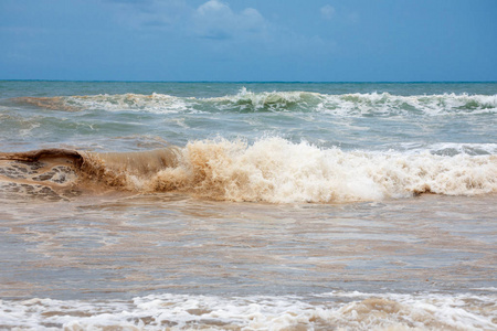 脏的海洋水海岸