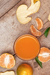 一杯橘汁和新鲜去皮水果