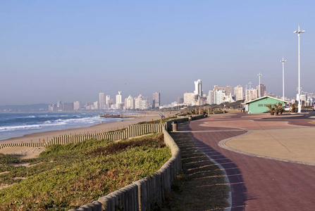 海滩海岸和德班城市地平线的铺设长廊