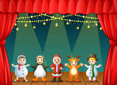 在舞台上表演圣诞服装的快乐孩子的矢量插图