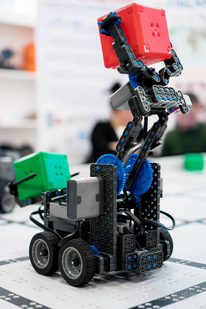 带红色塑料容器的四轮机器人