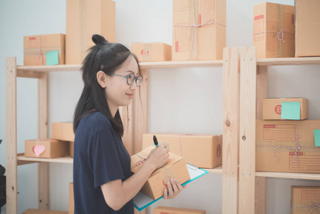 年轻的亚洲妇女在家工作, 年轻的企业开始在线