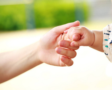 家庭场景 特写父母和宝宝在一起牵着的手