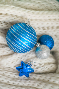 蓝色圣诞球和银色