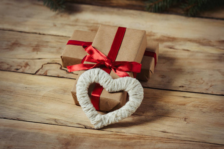 两个礼品盒绑在一个红丝带和心脏手工制作的窝