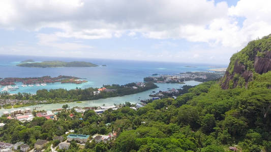 海岸线的马埃岛马希山脉与海岸线鸟瞰照片