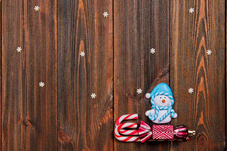 圣诞玩具雪人在一个棕色的木质 ta 的拐杖雪橇上