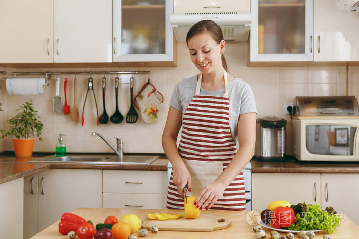 节食概念.健康的生活方式.在家做饭.准备食物