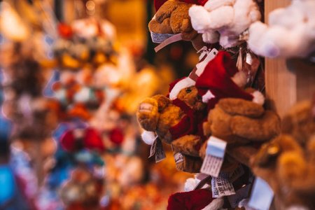 可爱的圣诞玩具和礼物以及德国法兰克福的圣诞节市场。小树玩具，旋转木马等雕塑..新年前夜精神。