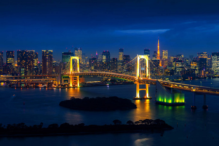 东京地平线上有彩虹桥和东京塔。日本东京