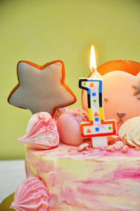 五颜六色的生日蛋糕。第一生日的女孩。粉红蛋糕1糖果图片