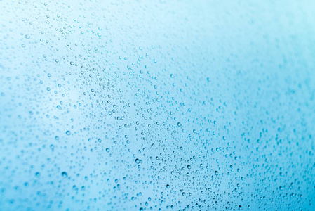 雨滴在窗口的蓝色背景