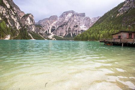 Braies 湖在白云岩, 意大利