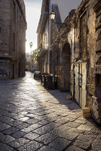 狭窄的街道在巴勒莫, 意大利