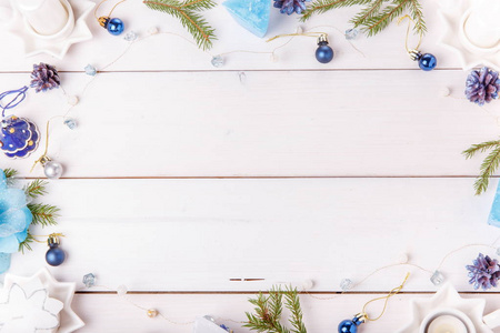 圣诞作文松木球果, 云杉枝, 手工蜡烛, 圣诞蓝色装饰在一个木白色背景