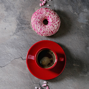 粉色釉甜甜圈和咖啡