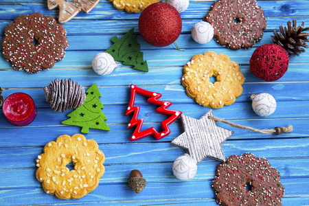 圣诞节装饰品和曲奇饼顶面在彩绘木质 bac