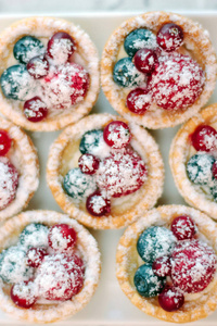 Tartlets 与蓝莓和覆盆子。水果小果馅饼