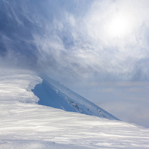 雾中的雪山山脊