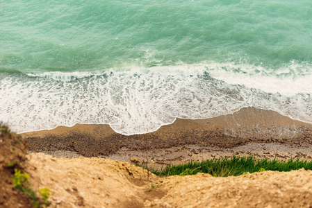 绿松石海, 波浪在岸边发泡, 顶端景色
