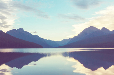 美丽的鲍曼湖，反映了美国蒙大拿州冰川国家公园壮观的山脉。 Instagram过滤器。
