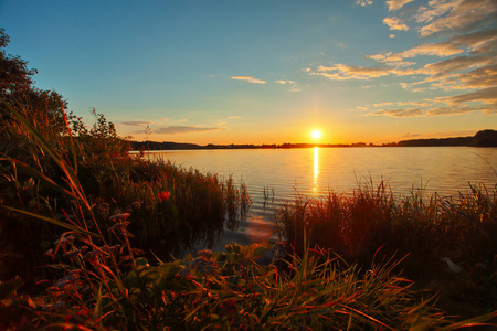 俄罗斯湖的美丽秋天落日