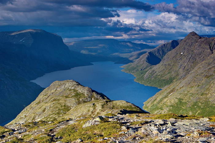 挪威湖被群山环绕