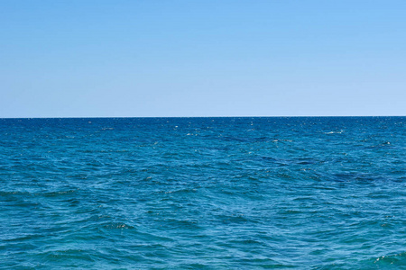 美丽的蓝色海景色的地平线