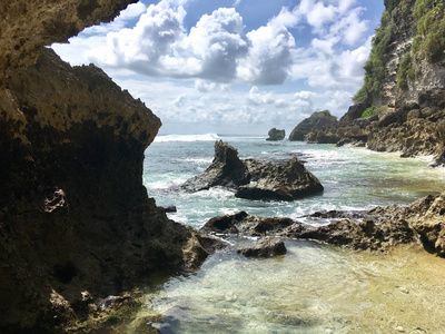 美丽的夏季景观的岩石和海浪的巴厘岛海岸