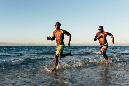 两个古巴朋友在沙滩上玩得很开心