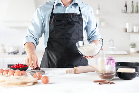 一个在乡下的厨房里拿着鸡蛋的厨师在男人的双手背景下
