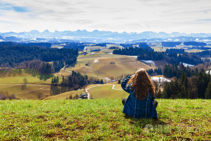 女孩站在我身后看着山上的风景照片-正版商用图片10carb-摄图新视界