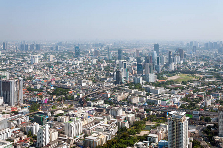 全景的曼谷从观景台建筑物摩天大楼。泰国曼谷