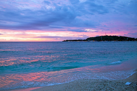 美丽的日落在吉利米诺海滩在印度尼西亚