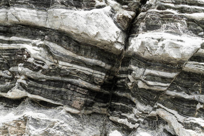 希腊克里特岛上的层状岩层褶皱