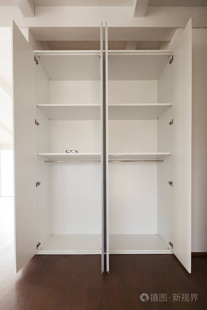 开放空间的白色衣柜