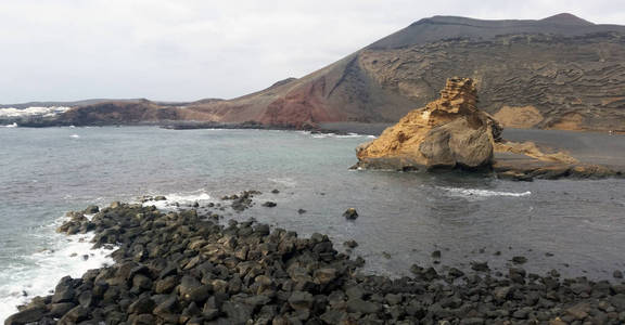 西班牙加那利岛附近的海洋岩石和黑色海滩