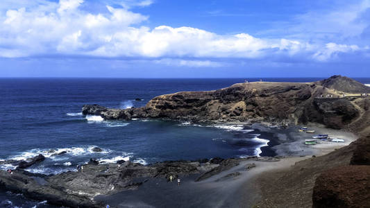 西班牙加那利岛附近的海洋岩石和黑色海滩