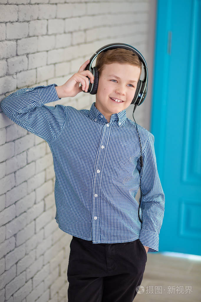 欧洲男孩填补了位.男孩在休闲穿戴