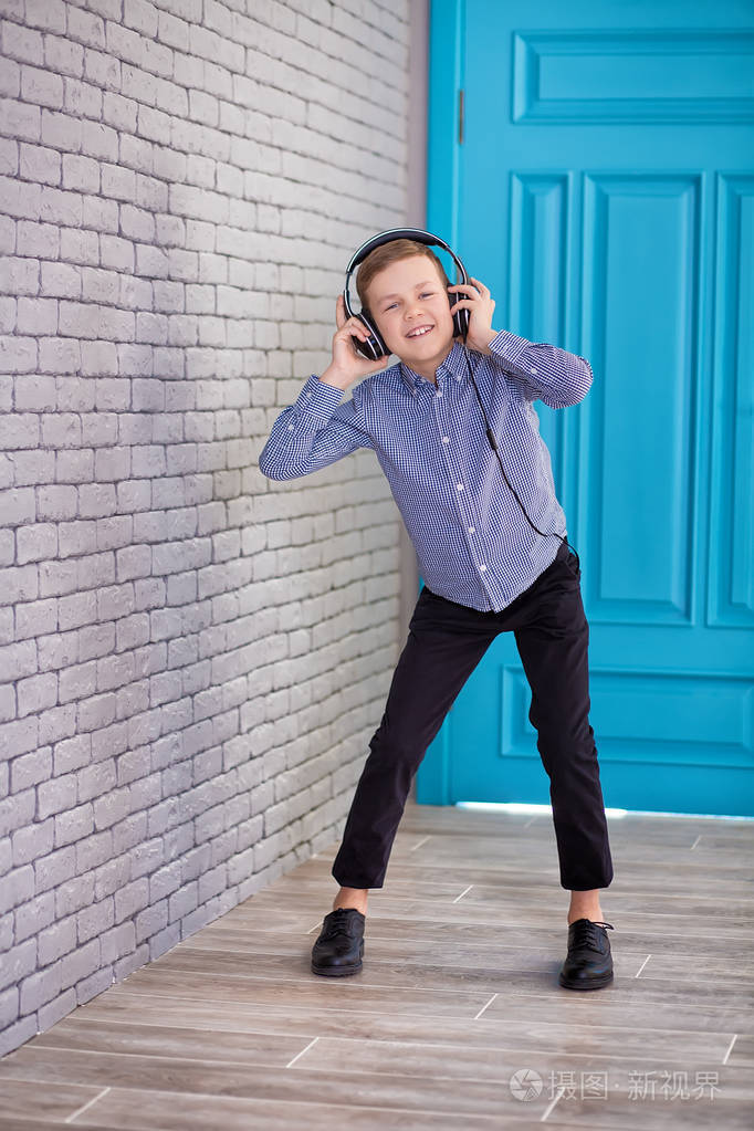 放松和听音乐的概念欧洲男孩填补了位男孩在休闲穿戴